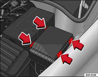 Fig. 154 Tapa de la caja de fusibles en el compartimiento motor