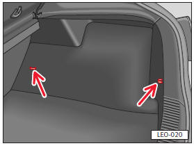 En el maletero van dispuestas cuatro anillas (véanse las flechas) para fijar