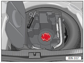 La rueda de repuesto está situada debajo del revestimiento del maletero. Se encuentra