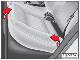 Para ganar espacio en el maletero, es posible abatir el asiento trasero; cuando