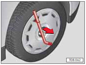 – Retirar el embellecedor integral de la rueda con la llave y el gancho de alambre*.