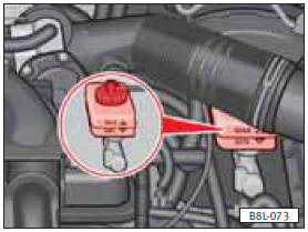 El depósito del líquido de frenos se encuentra en el lado izquierdo del compartimiento